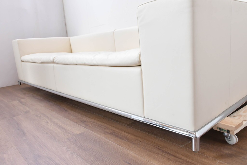 中古　美品　展示品　de Sede(デセデ)　DS-7　本革(ナッパレザー)　ミニマルな造形が美しいオフホワイトのソファ　定価約250万円　(R-086396)