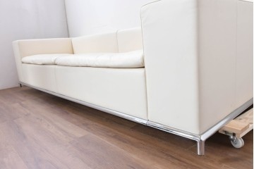 中古　美品　展示品　de Sede(デセデ)　DS-7　本革(ナッパレザー)　ミニマルな造形が美しいオフホワイトのソファ　定価約250万円　(R-086396)