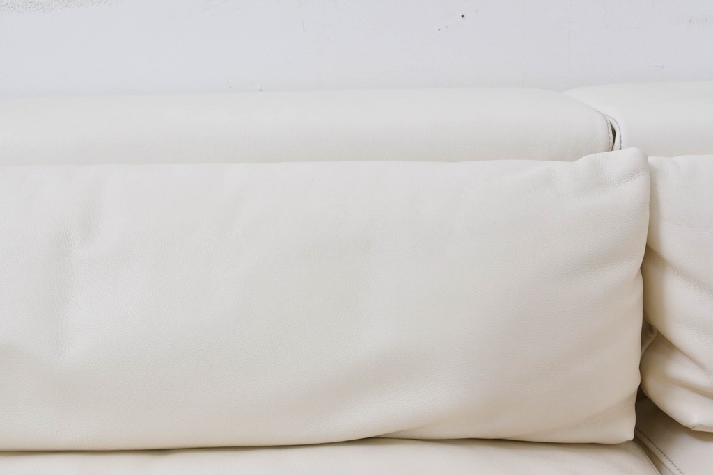 中古　美品　展示品　de Sede(デセデ)　DS-7　本革(ナッパレザー)　ミニマルな造形が美しいオフホワイトのソファ　定価約250万円　(R-086396)