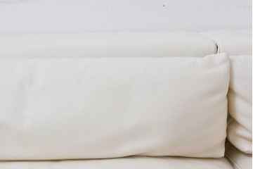 中古　美品　展示品　de Sede(デセデ)　DS-7　本革(ナッパレザー)　ミニマルな造形が美しいオフホワイトのソファ　定価約250万円　(R-086396)