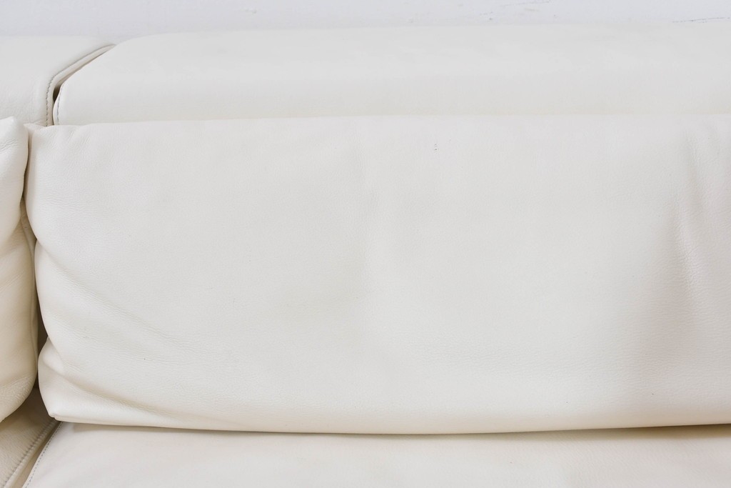 中古　美品　展示品　de Sede(デセデ)　DS-7　本革(ナッパレザー)　ミニマルな造形が美しいオフホワイトのソファ　定価約250万円　(R-086396)