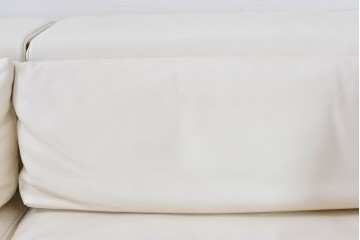 中古　美品　展示品　de Sede(デセデ)　DS-7　本革(ナッパレザー)　ミニマルな造形が美しいオフホワイトのソファ　定価約250万円　(R-086396)