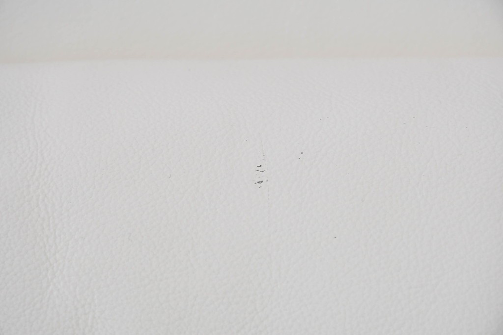 中古　美品　展示品　de Sede(デセデ)　DS-7　本革(ナッパレザー)　ミニマルな造形が美しいオフホワイトのソファ　定価約250万円　(R-086396)