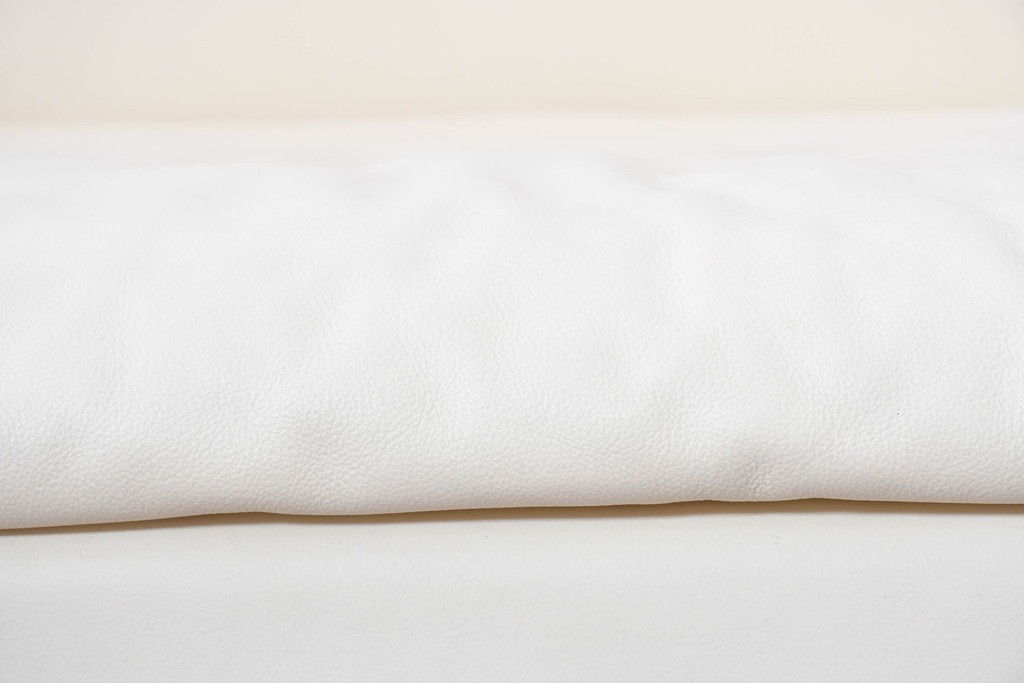 中古　美品　展示品　de Sede(デセデ)　DS-7　本革(ナッパレザー)　ミニマルな造形が美しいオフホワイトのソファ　定価約250万円　(R-086396)