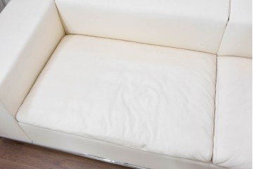 中古　美品　展示品　de Sede(デセデ)　DS-7　本革(ナッパレザー)　ミニマルな造形が美しいオフホワイトのソファ　定価約250万円　(R-086396)