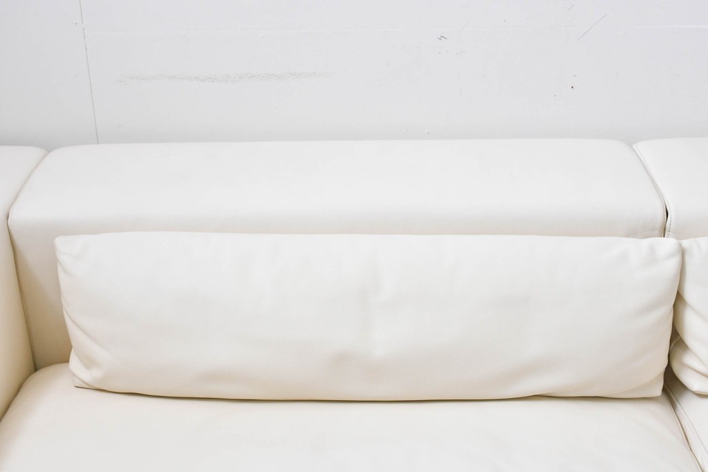 中古　美品　展示品　de Sede(デセデ)　DS-7　本革(ナッパレザー)　ミニマルな造形が美しいオフホワイトのソファ　定価約250万円　(R-086396)