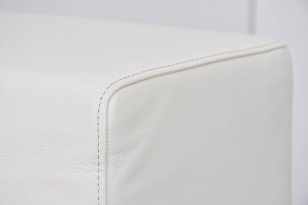 中古　美品　展示品　de Sede(デセデ)　DS-7　本革(ナッパレザー)　ミニマルな造形が美しいオフホワイトのソファ　定価約250万円　(R-086396)