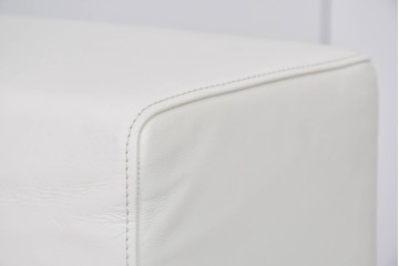 中古　美品　展示品　de Sede(デセデ)　DS-7　本革(ナッパレザー)　ミニマルな造形が美しいオフホワイトのソファ　定価約250万円　(R-086396)