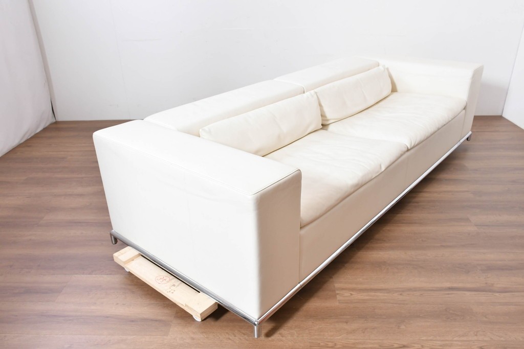 中古　美品　展示品　de Sede(デセデ)　DS-7　本革(ナッパレザー)　ミニマルな造形が美しいオフホワイトのソファ　定価約250万円　(R-086396)