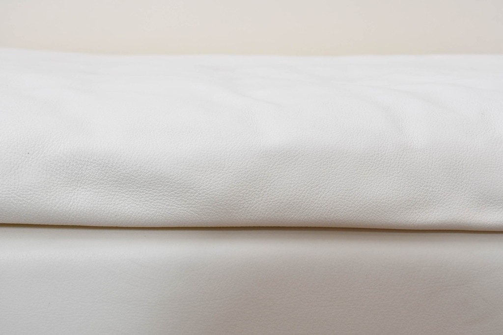 中古　美品　展示品　de Sede(デセデ)　DS-7　本革(ナッパレザー)　ミニマルな造形が美しいオフホワイトのソファ　定価約250万円　(R-086396)