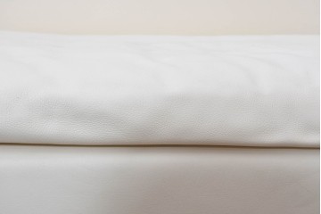 中古　美品　展示品　de Sede(デセデ)　DS-7　本革(ナッパレザー)　ミニマルな造形が美しいオフホワイトのソファ　定価約250万円　(R-086396)