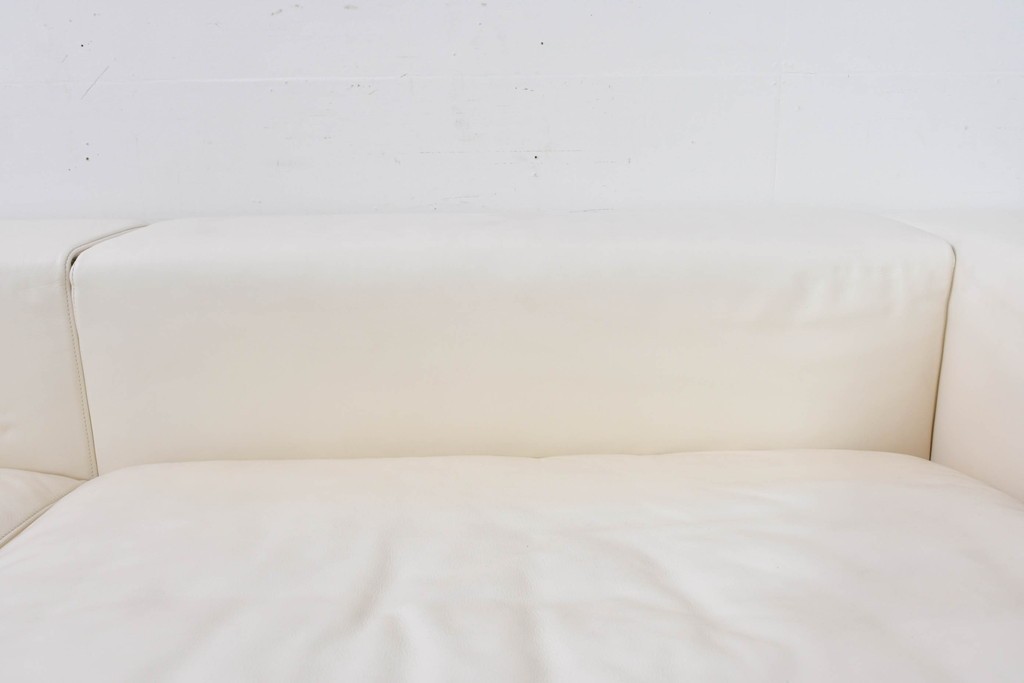 中古　美品　展示品　de Sede(デセデ)　DS-7　本革(ナッパレザー)　ミニマルな造形が美しいオフホワイトのソファ　定価約250万円　(R-086396)
