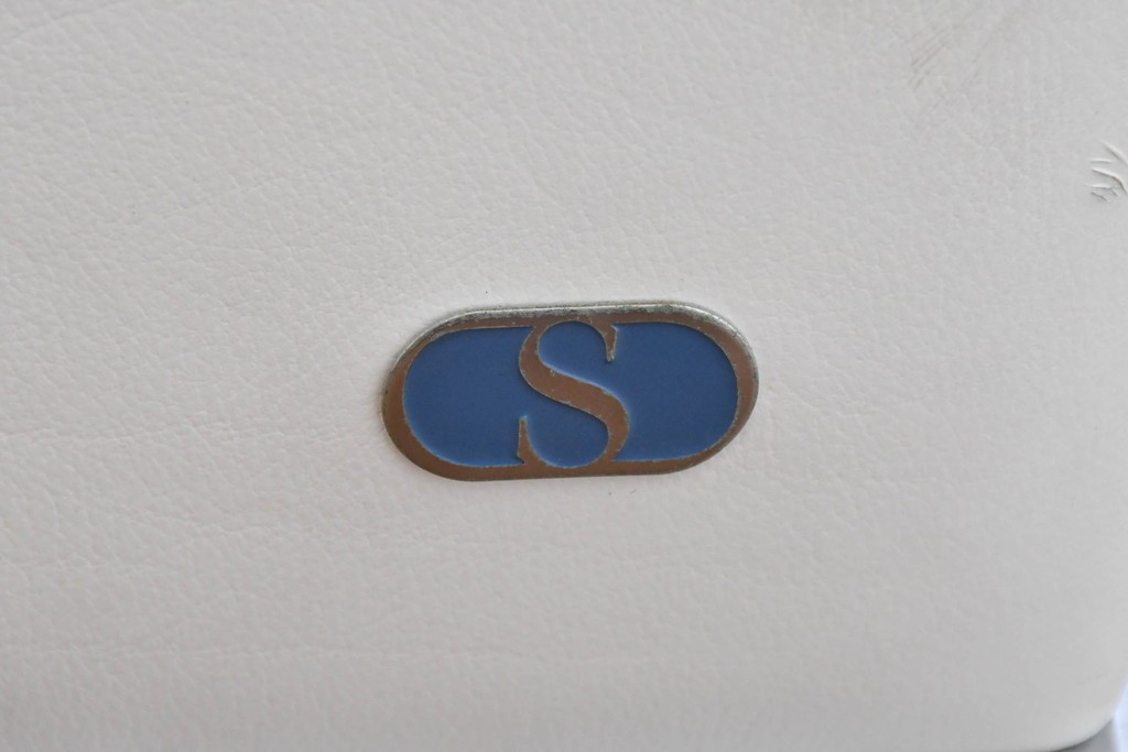 中古　美品　展示品　de Sede(デセデ)　DS-7　本革(ナッパレザー)　ミニマルな造形が美しいオフホワイトのソファ　定価約250万円　(R-086396)