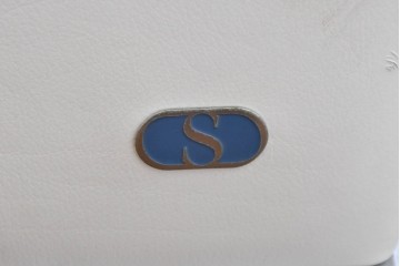 中古　美品　展示品　de Sede(デセデ)　DS-7　本革(ナッパレザー)　ミニマルな造形が美しいオフホワイトのソファ　定価約250万円　(R-086396)