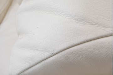 中古　美品　展示品　de Sede(デセデ)　DS-7　本革(ナッパレザー)　ミニマルな造形が美しいオフホワイトのソファ　定価約250万円　(R-086396)