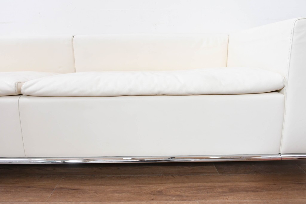 中古　美品　展示品　de Sede(デセデ)　DS-7　本革(ナッパレザー)　ミニマルな造形が美しいオフホワイトのソファ　定価約250万円　(R-086396)