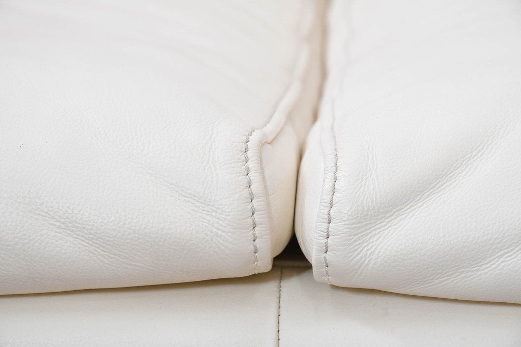 中古　美品　展示品　de Sede(デセデ)　DS-7　本革(ナッパレザー)　ミニマルな造形が美しいオフホワイトのソファ　定価約250万円　(R-086396)