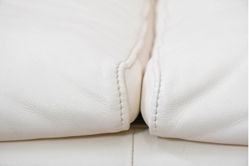 中古　美品　展示品　de Sede(デセデ)　DS-7　本革(ナッパレザー)　ミニマルな造形が美しいオフホワイトのソファ　定価約250万円　(R-086396)