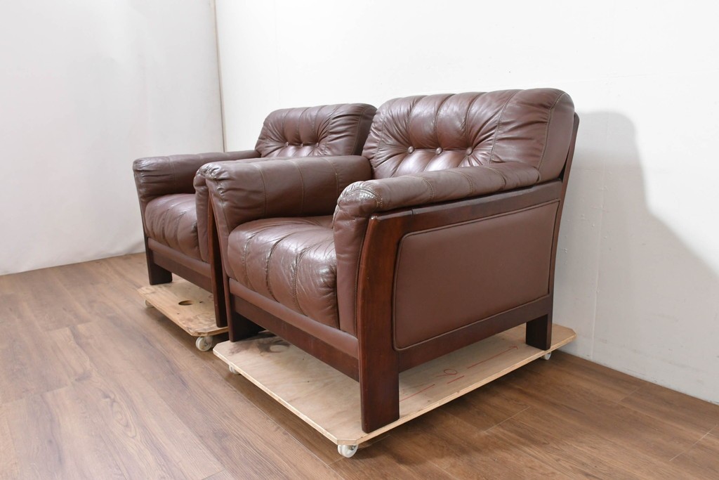 和製ヴィンテージ　maruni(マルニ木工)　希少　オールドマルニ　ボタン留めキルティングが上品な本革1Pソファ2脚セット　(R-086397)