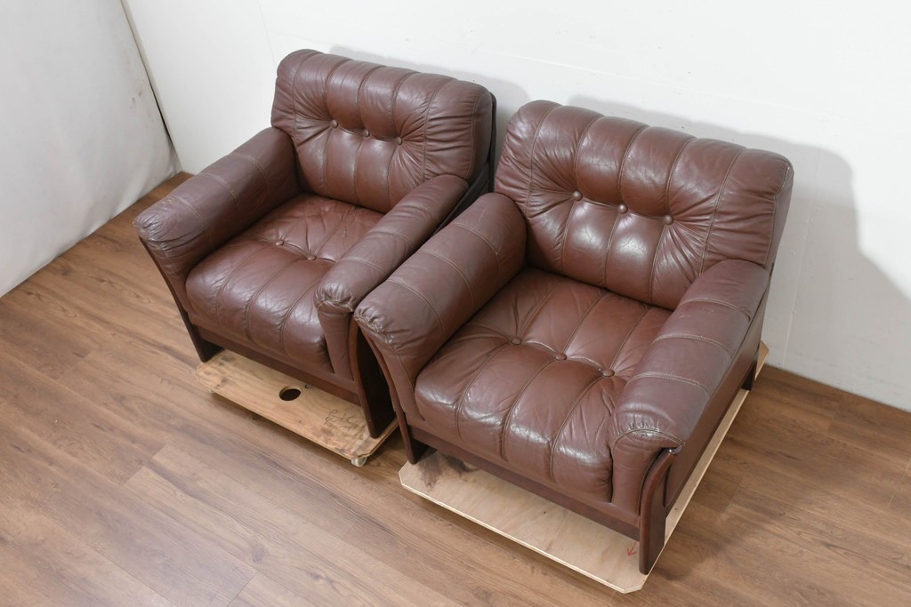和製ヴィンテージ　maruni(マルニ木工)　希少　オールドマルニ　ボタン留めキルティングが上品な本革1Pソファ2脚セット　(R-086397)