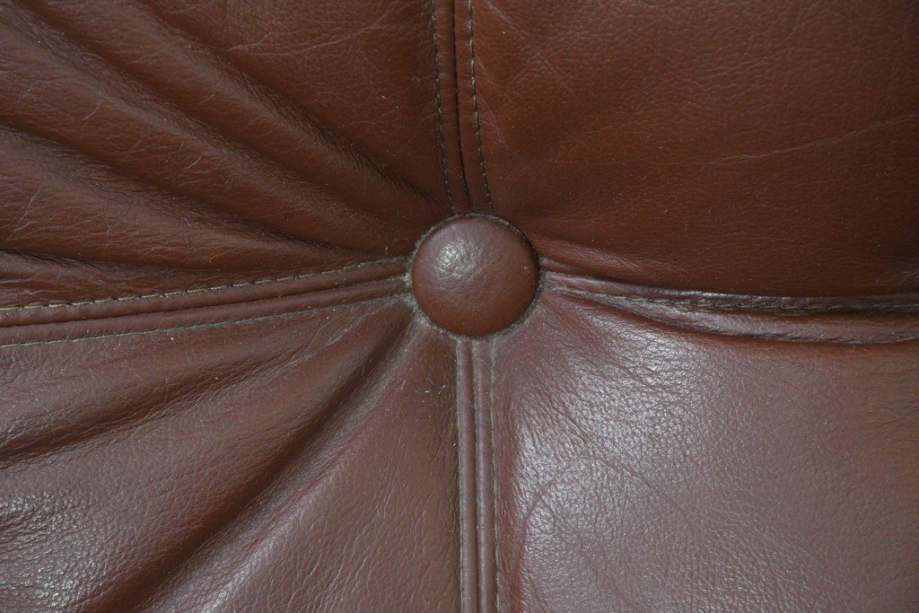 和製ヴィンテージ　maruni(マルニ木工)　希少　オールドマルニ　ボタン留めキルティングが上品な本革1Pソファ2脚セット　(R-086397)