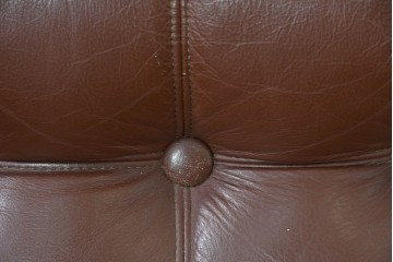 和製ヴィンテージ　maruni(マルニ木工)　希少　オールドマルニ　ボタン留めキルティングが上品な本革1Pソファ2脚セット　(R-086397)