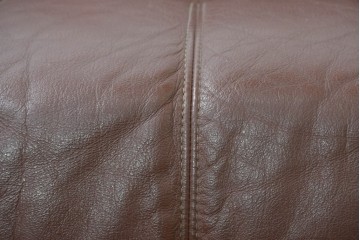 和製ヴィンテージ　maruni(マルニ木工)　希少　オールドマルニ　ボタン留めキルティングが上品な本革1Pソファ2脚セット　(R-086397)