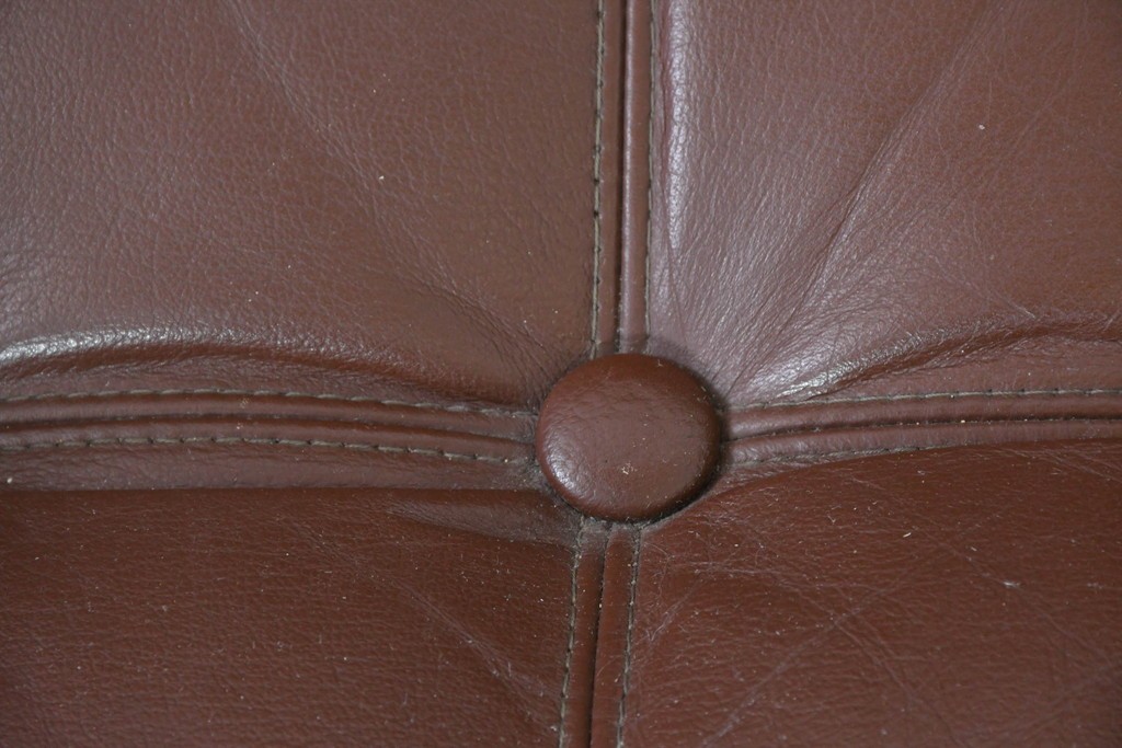 和製ヴィンテージ　maruni(マルニ木工)　希少　オールドマルニ　ボタン留めキルティングが上品な本革1Pソファ2脚セット　(R-086397)