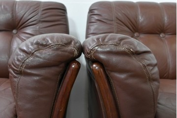 和製ヴィンテージ　maruni(マルニ木工)　希少　オールドマルニ　ボタン留めキルティングが上品な本革1Pソファ2脚セット　(R-086397)