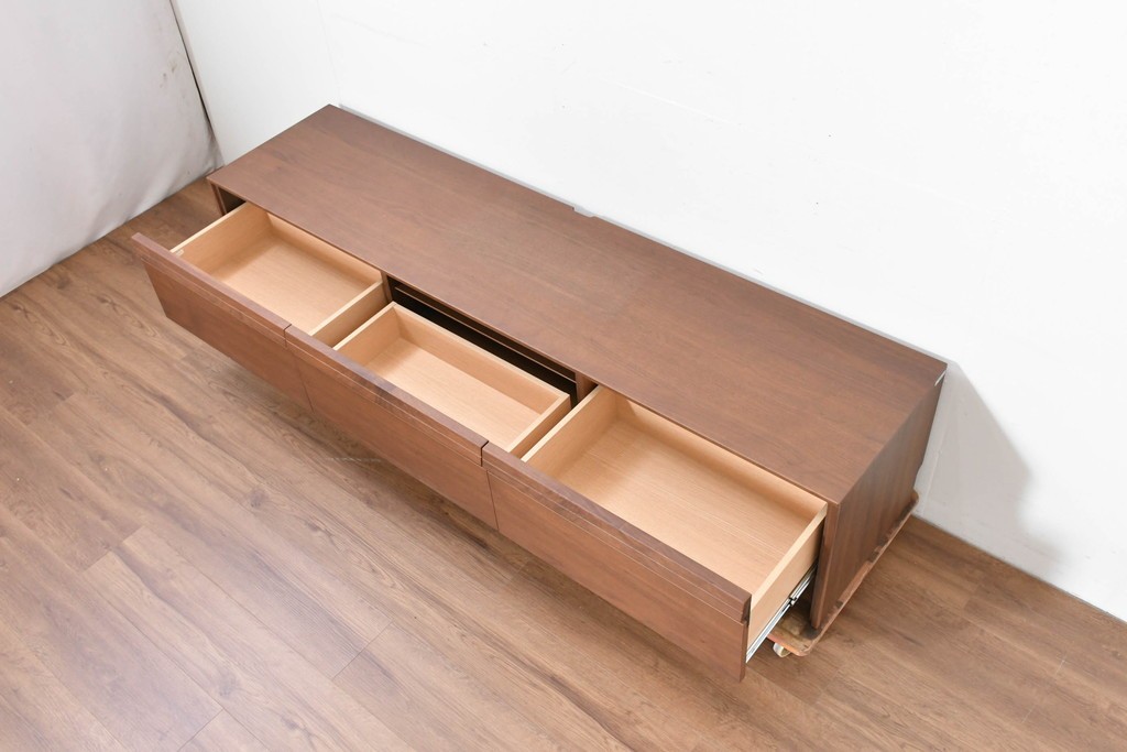 中古　美品　カリモク家具(karimoku)　Chitano(チターノ)　ウォールナット材　すっきりとした横長フォルムのテレビボード　定価約16万円　(R-086399)