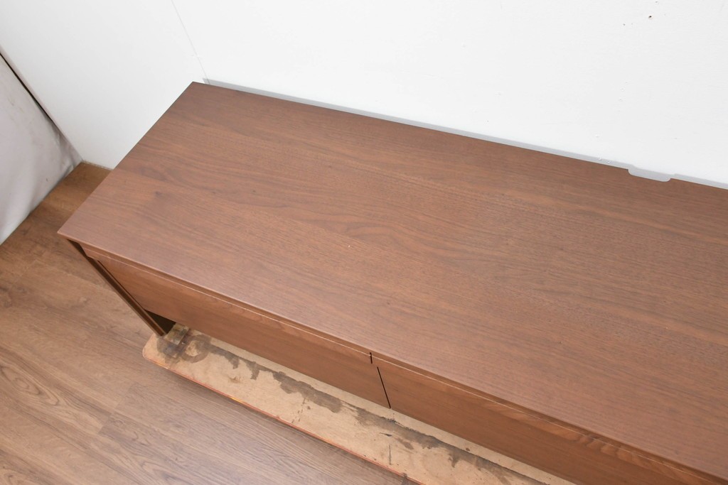 中古　美品　カリモク家具(karimoku)　Chitano(チターノ)　ウォールナット材　すっきりとした横長フォルムのテレビボード　定価約16万円　(R-086399)