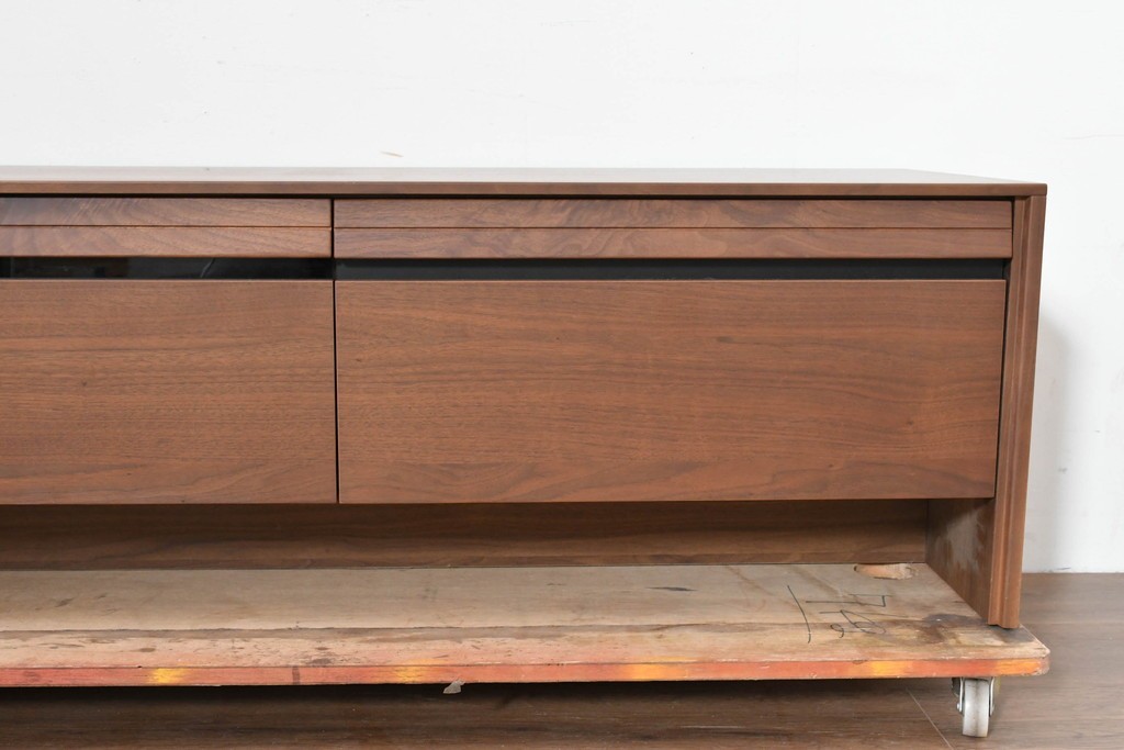 中古　美品　カリモク家具(karimoku)　Chitano(チターノ)　ウォールナット材　すっきりとした横長フォルムのテレビボード　定価約16万円　(R-086399)