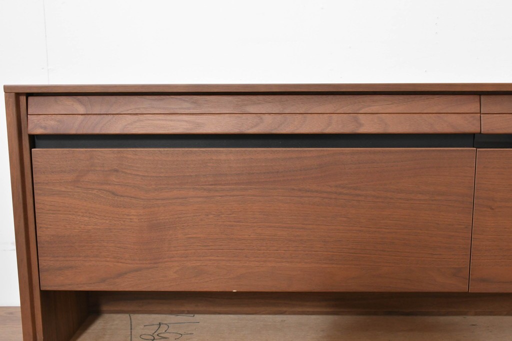 中古　美品　カリモク家具(karimoku)　Chitano(チターノ)　ウォールナット材　すっきりとした横長フォルムのテレビボード　定価約16万円　(R-086399)