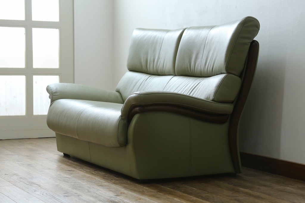 中古　美品　カリモク家具(karimoku)　Chitano(チターノ)　木製フレームがアクセントのレザーソファ　定価約29万円　(R-086400)