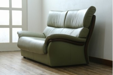 中古　美品　カリモク家具(karimoku)　Chitano(チターノ)　木製フレームがアクセントのレザーソファ　定価約29万円　(R-086400)