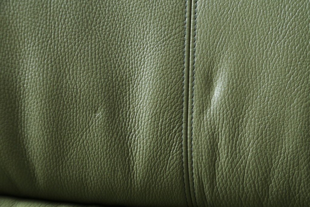 中古　美品　カリモク家具(karimoku)　Chitano(チターノ)　木製フレームがアクセントのレザーソファ　定価約29万円　(R-086400)