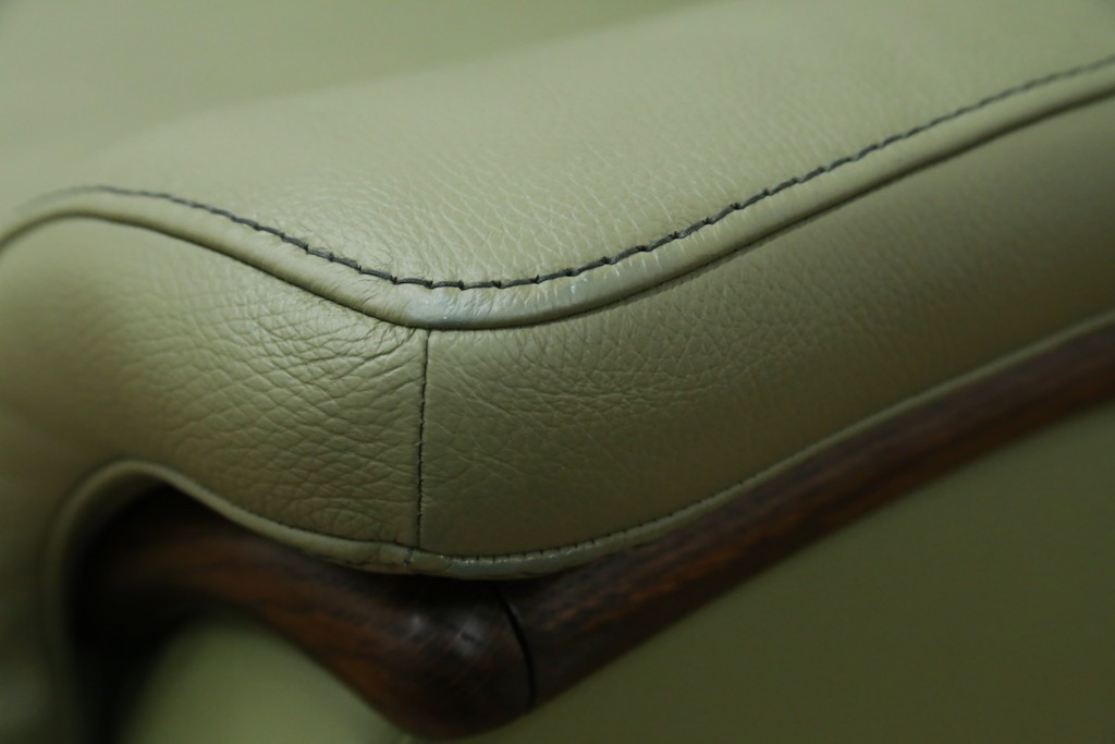 中古　美品　カリモク家具(karimoku)　Chitano(チターノ)　木製フレームがアクセントのレザーソファ　定価約29万円　(R-086400)