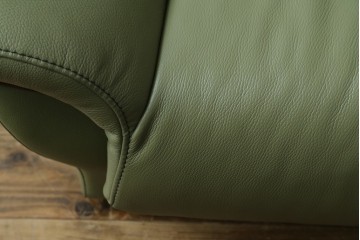 中古　美品　カリモク家具(karimoku)　Chitano(チターノ)　木製フレームがアクセントのレザーソファ　定価約29万円　(R-086400)