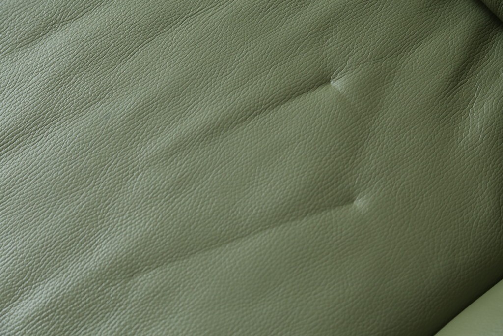 中古　美品　カリモク家具(karimoku)　Chitano(チターノ)　木製フレームがアクセントのレザーソファ　定価約29万円　(R-086400)