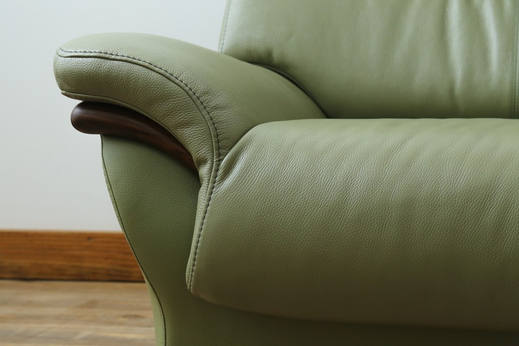 中古　美品　カリモク家具(karimoku)　Chitano(チターノ)　木製フレームがアクセントのレザーソファ　定価約29万円　(R-086400)