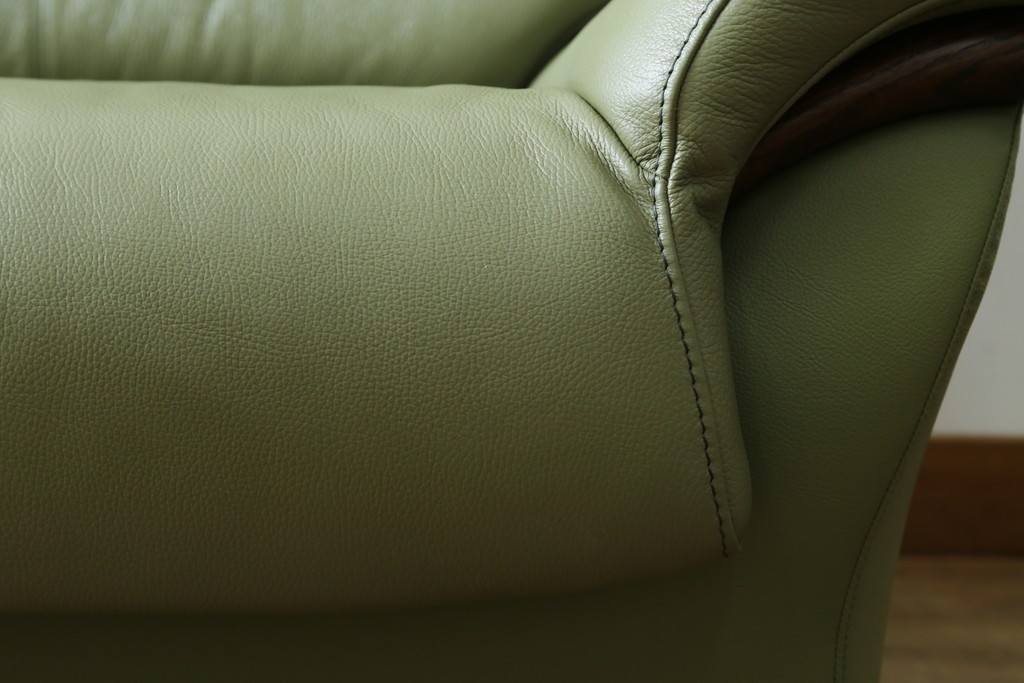 中古　美品　カリモク家具(karimoku)　Chitano(チターノ)　木製フレームがアクセントのレザーソファ　定価約29万円　(R-086400)