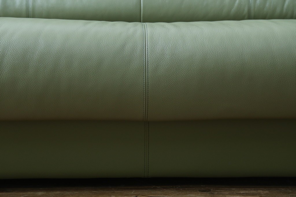 中古　美品　カリモク家具(karimoku)　Chitano(チターノ)　木製フレームがアクセントのレザーソファ　定価約29万円　(R-086400)