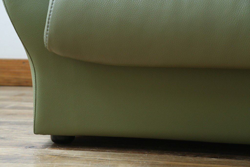 中古　美品　カリモク家具(karimoku)　Chitano(チターノ)　木製フレームがアクセントのレザーソファ　定価約29万円　(R-086400)