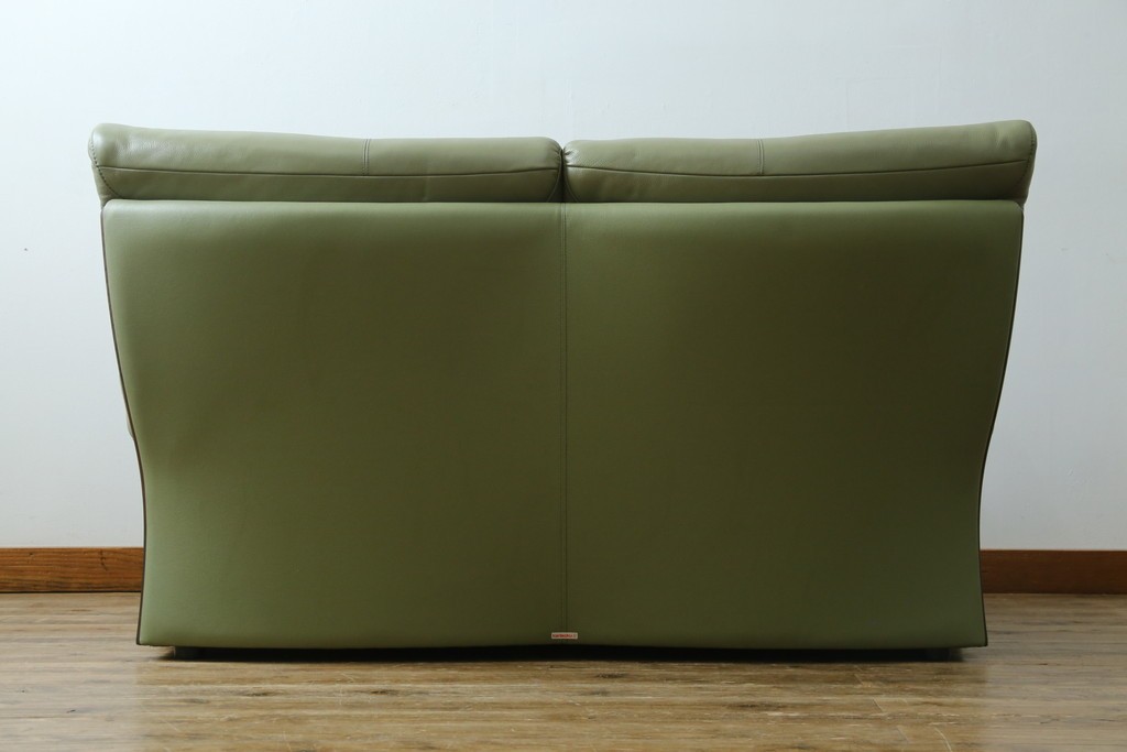 中古　美品　カリモク家具(karimoku)　Chitano(チターノ)　木製フレームがアクセントのレザーソファ　定価約29万円　(R-086400)