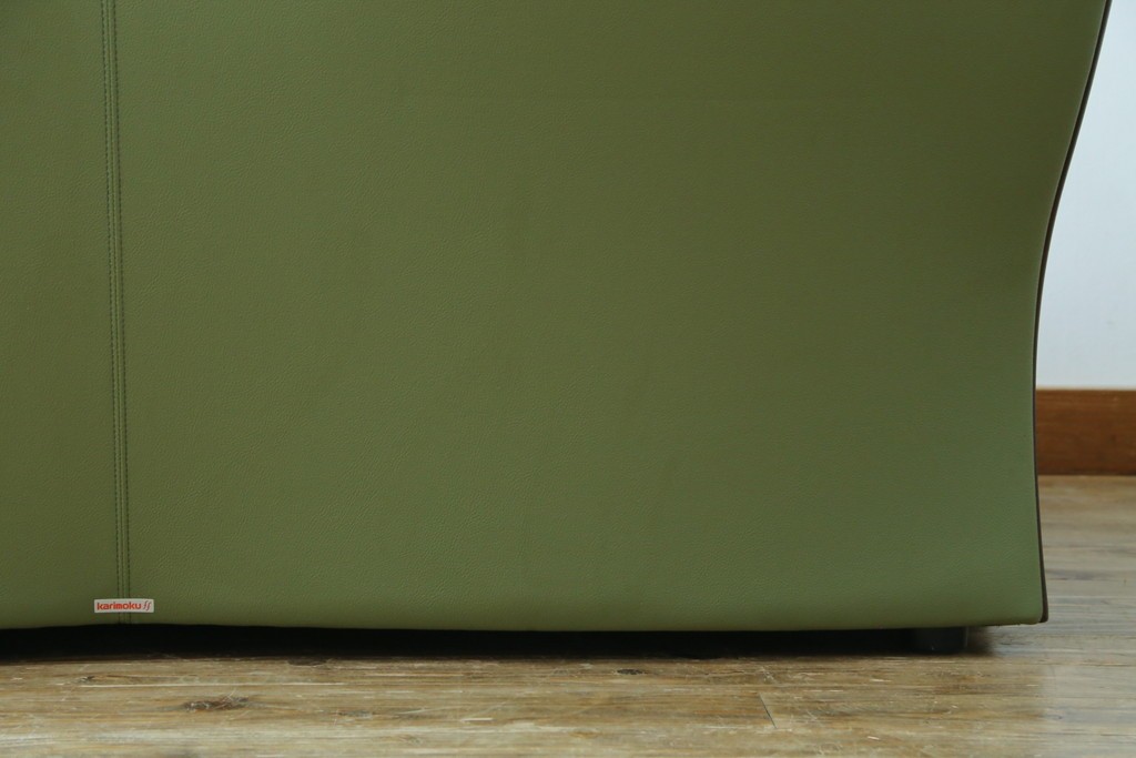 中古　美品　カリモク家具(karimoku)　Chitano(チターノ)　木製フレームがアクセントのレザーソファ　定価約29万円　(R-086400)