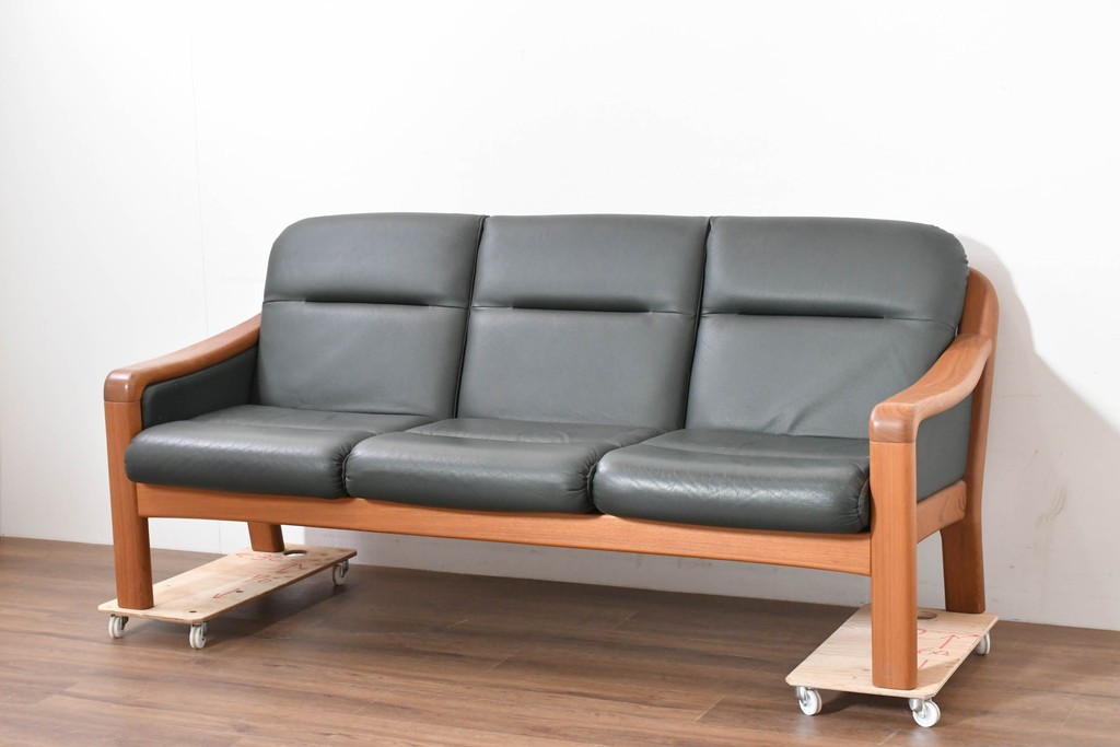 デンマークヴィンテージ　美品　Dyrlund(デューロン)　本革　チーク材のしっかりとしたフレームが印象的な3人掛けソファ　(R-086401)