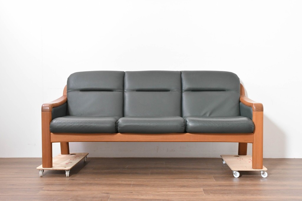 デンマークヴィンテージ　美品　Dyrlund(デューロン)　本革　チーク材のしっかりとしたフレームが印象的な3人掛けソファ　(R-086401)