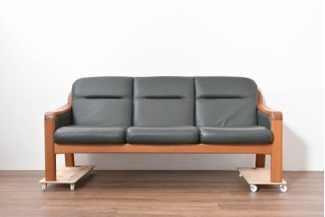 デンマークヴィンテージ　美品　Dyrlund(デューロン)　本革　チーク材のしっかりとしたフレームが印象的な3人掛けソファ　(R-086401)