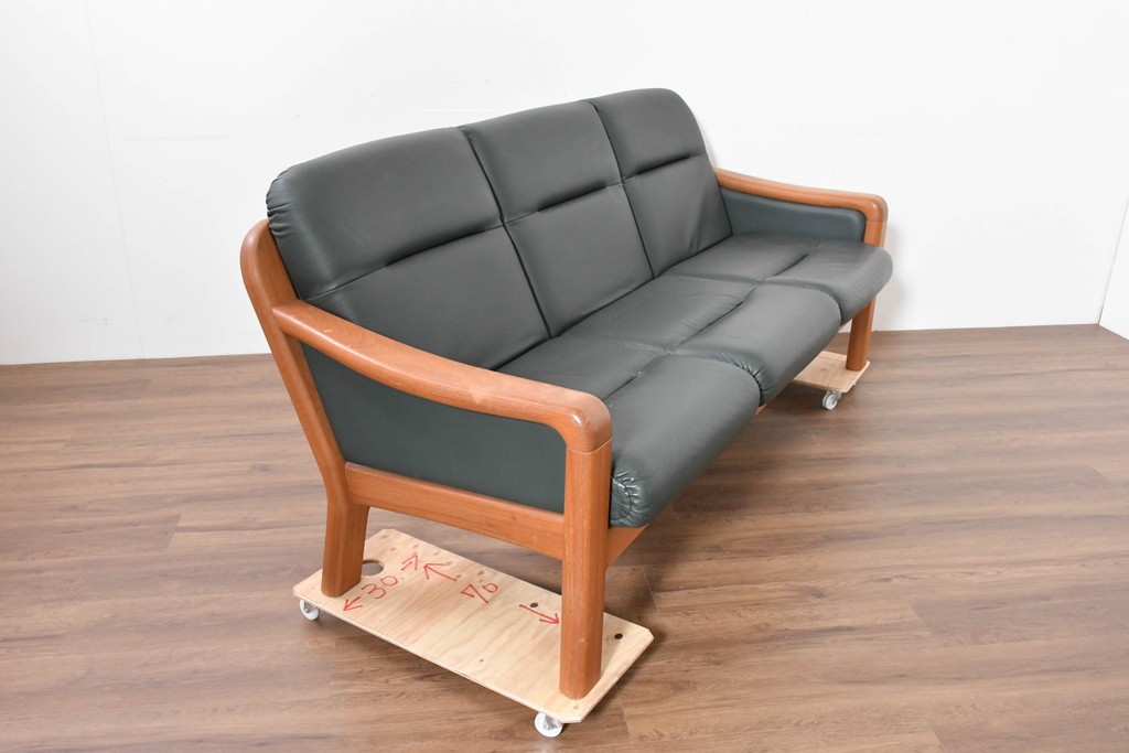 デンマークヴィンテージ　美品　Dyrlund(デューロン)　本革　チーク材のしっかりとしたフレームが印象的な3人掛けソファ　(R-086401)