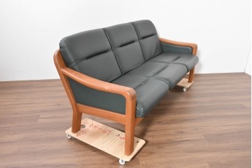 デンマークヴィンテージ　美品　Dyrlund(デューロン)　本革　チーク材のしっかりとしたフレームが印象的な3人掛けソファ　(R-086401)